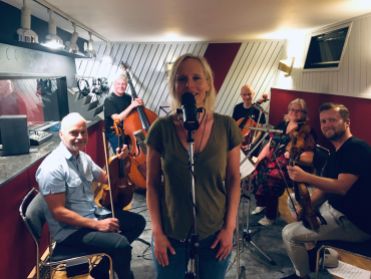 Ninna och Stråkkvintetten från inspelning i XTC Studios
